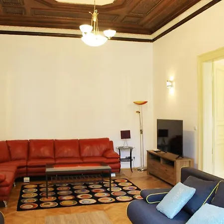 Beautiful In The City Center Apartment
